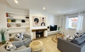 TV, fireplace - Charming 3BR House in Cap Salou, Pool, BBQ, Near Cala Crancs Beach (Salou)