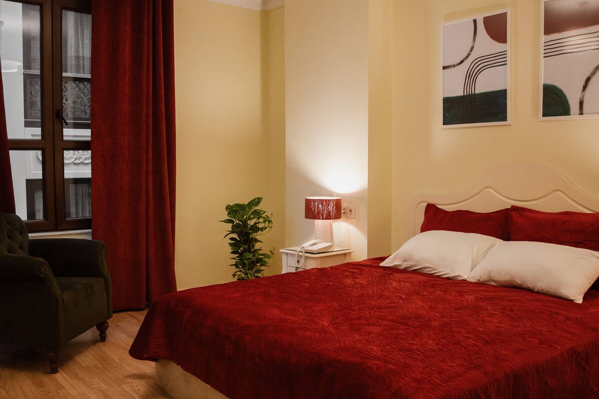Comfort kamer, 1 twee- of 2 eenpersoonsbedden, uitzicht op stad | Een kluis op de kamer, een bureau, gratis wifi, beddengoed
