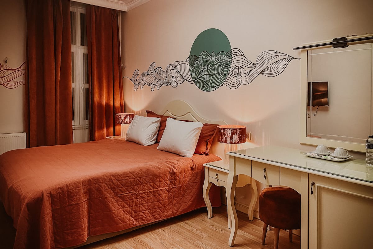Design tweepersoonskamer | Een kluis op de kamer, een bureau, gratis wifi, beddengoed