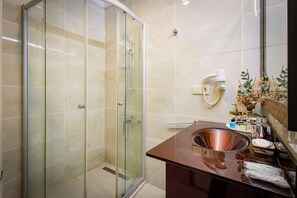 Habitación Deluxe con 1 cama matrimonial o 2 individuales, vista a la ciudad | Baño | Regadera, amenidades de baño gratuitas, secadora de cabello, pantuflas 