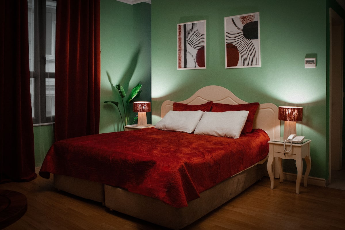 Deluxe kamer, 1 twee- of 2 eenpersoonsbedden, uitzicht op stad | Een kluis op de kamer, een bureau, gratis wifi, beddengoed