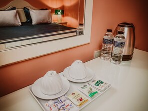 Chambre Triple Familiale, vue ville | Coffres-forts dans les chambres, bureau, Wi-Fi gratuit, draps fournis