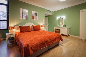Habitación Deluxe con 1 cama matrimonial o 2 individuales, vista a la ciudad | Caja de seguridad en la habitación, escritorio y wifi gratis 