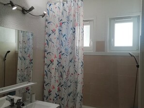 Bathroom - "Cozy Studio Under Pine Forest, 200m from Beach & Port - Parking, WiFi, Kitchen, Bathtub, 1 Double Bed" (Hyères)