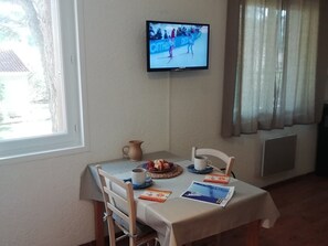 Dining - "Cozy Studio Under Pine Forest, 200m from Beach & Port - Parking, WiFi, Kitchen, Bathtub, 1 Double Bed" (Hyères)