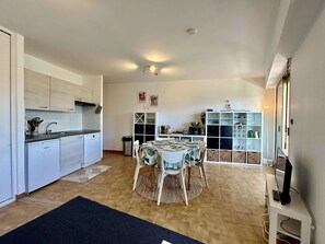 Kühlschrank, Mikrowelle, Herdplatte, Geschirrspüler