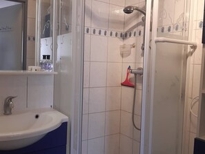 Bathroom - Cozy 2BR Condo w/ Pool, Tennis, AC, Terrace & Parking near Beach - Bormes-les-Mimosas (Bormes-les-Mimosas)