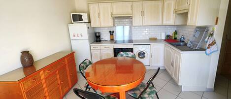 Frigorífico, microondas, horno y placa de cocina