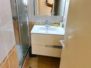 Bathroom - 1-BR Apt for 4, garden, private parking, 100m from sea (Cap d'Agde)
