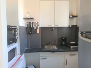 Réfrigérateur, micro-ondes, cafetière/bouilloire, grille-pain