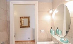 Shower, hair dryer, bidet, towels - Ripetta Beauty House is a beautiful apartment in the Historic Center of Rome (Roma)