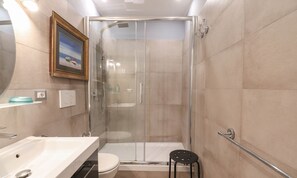 Shower, hair dryer, bidet, towels - Ripetta Beauty House is a beautiful apartment in the Historic Center of Rome (Roma)