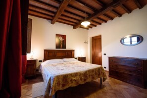 5 slaapkamers, een strijkplank/strijkijzer, wifi, beddengoed