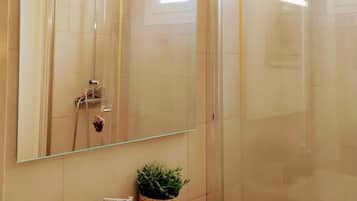 Een douche, een haardroger, handdoeken, zeep