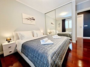 3 habitaciones, tabla de planchar con plancha, wifi y ropa de cama