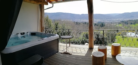 Utendørs boblebad. Gîte des Calmettes 20/22 Paersonnes