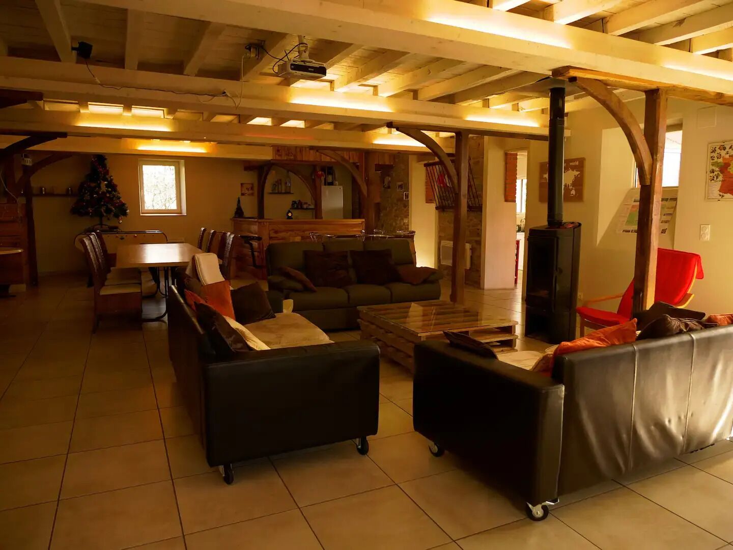 TV connectée, cheminée, baby-foot, table de tennis de table