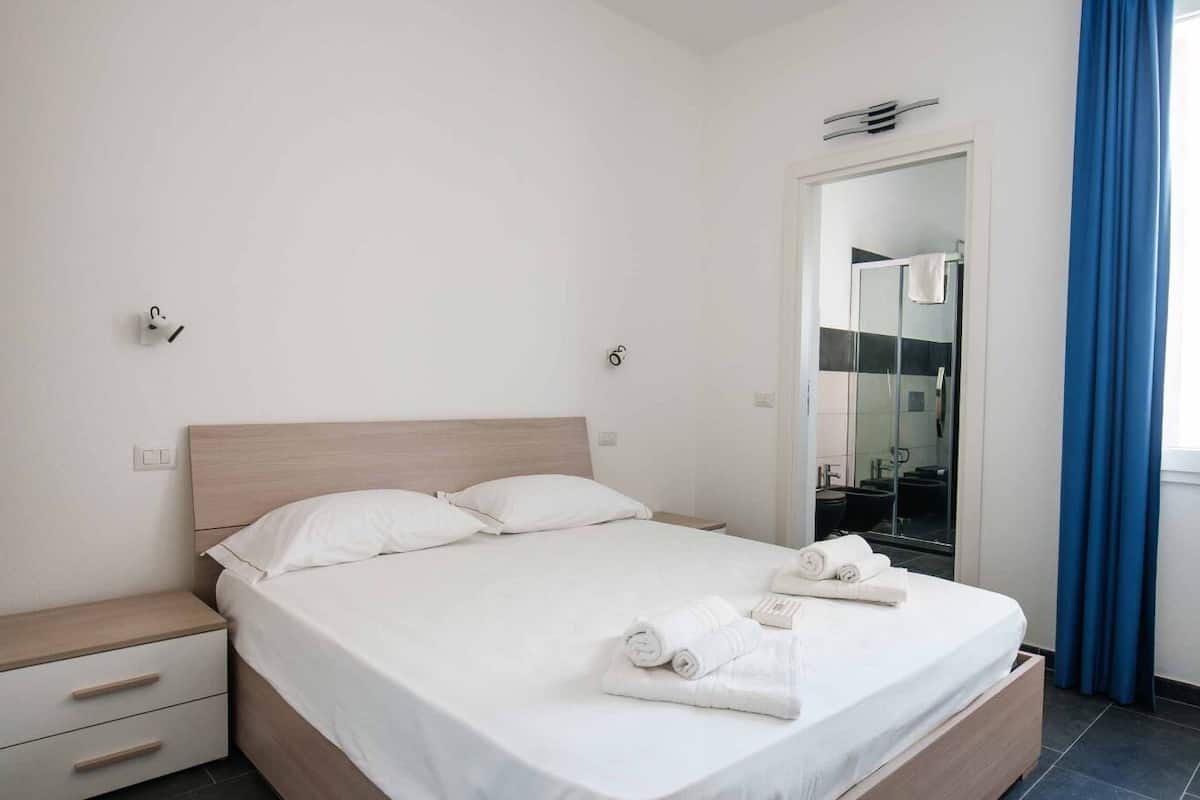 Superior Room | Soundproofing, iron/ironing board (on request), WiFi (free), bed sheets