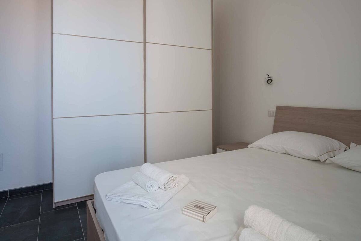 Grand Room | Soundproofing, iron/ironing board (on request), WiFi (free), bed sheets