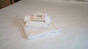 Business Double or Twin Room | Soundproofing, iron/ironing board (on request), WiFi (free), bed sheets - GALLURA Street 21 (Olbia)