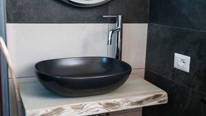 Superior Room | Bathroom | Shower, hair dryer, bidet, towels - GALLURA Street 21 (Olbia)