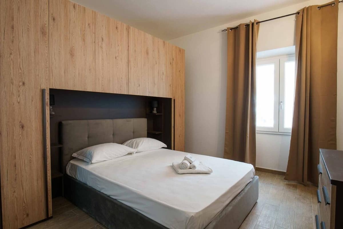 Deluxe Room | Soundproofing, iron/ironing board (on request), WiFi (free), bed sheets