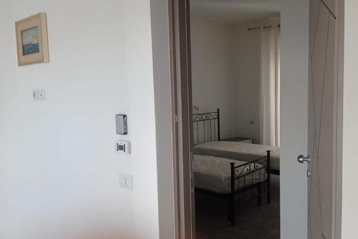 Business Double or Twin Room | Soundproofing, iron/ironing board (on request), WiFi (free), bed sheets