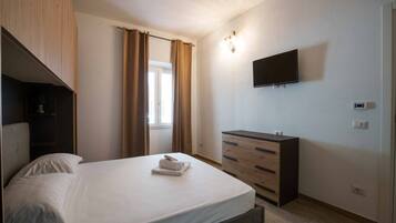 Deluxe Room | Soundproofing, iron/ironing board, free WiFi, bed sheets