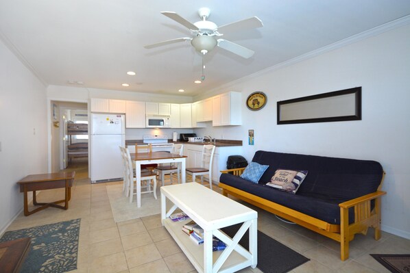 Living area - Cute one bedroom condo with outdoor pool in downtown Ocean City. (Ocean City)