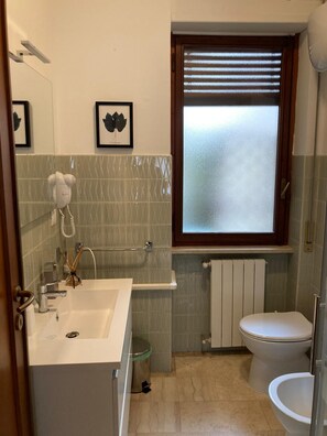 Douche, sèche-cheveux, bidet, serviettes fournies