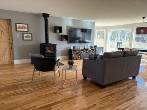 Smart-TV, Kamin, Videospiele, Stereoanlage