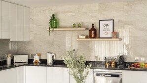 Cafetera y tetera, refrigerador, microondas y horno 