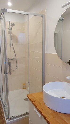 Douche, sèche-cheveux, serviettes fournies, savon