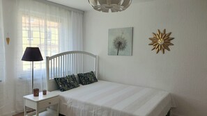 2 slaapkamers, een strijkplank/strijkijzer, gratis wifi, beddengoed