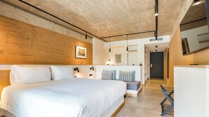Une chambre moderne avec un grand lit, un mur d’accent en bois et un design minimaliste.