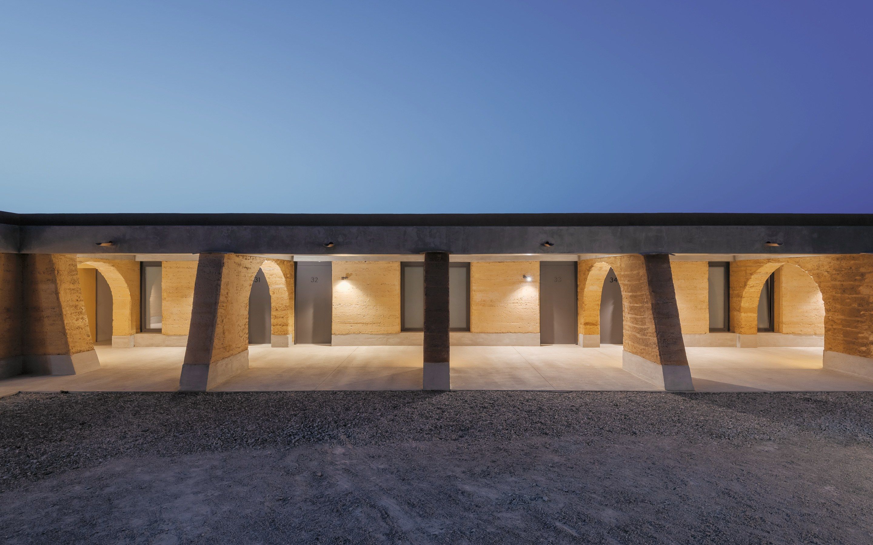 Overnatningsstedets facade – aften/nat