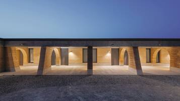 Overnatningsstedets facade – aften/nat