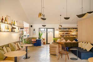 Lobby-lounge