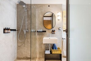 Deluxe tweepersoonskamer, meerdere slaapkamers | Badkamer | Designer toiletartikelen, een haardroger, badjassen, handdoeken