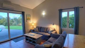 TV connectée, lecteur de DVD, table de tennis de table