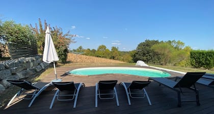 Villa avec 4 chambres, piscine privée chauffée, proche de Chalais, Clima, WiFi