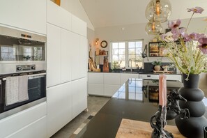 Microondas, horno, placa de cocina y lavavajillas