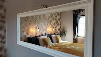 2 bedrooms, in-room safe, desk, iron/ironing board