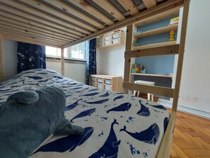 2 bedrooms, in-room safe, desk, iron/ironing board