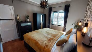 2 bedrooms, in-room safe, desk, iron/ironing board