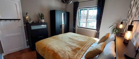 2 Schlafzimmer, Zimmersafe, Schreibtisch, BĂŒgeleisen/BĂŒgelbrett