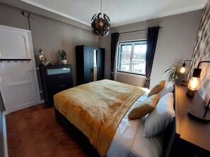 2 makuuhuonetta, tallelokero huoneessa, työpöytä, silitysrauta/-lauta