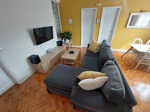 Smart TV, books, stereo, computer monitors - Luxurious Casa Rio Zêzere River Beaches & Mountains Pets & Kids Welcome (Castelo Branco)