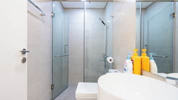 Luxury Apartment, 2 Bedrooms, City View, Tower | Bathroom | Shower, designer toiletries, hair dryer, slippers