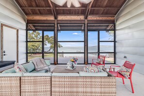 Living area - Cape Town-5 houses on a 3 acre private waterfront estate, Pier, kayak launch! (Rockport)